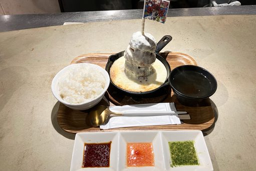 カブトシモキタ「4段ハンバーグ（豚・和牛）」1650円（税別）＋「Wとろーりチーズ」ジャンケン勝ったので250円（税込）