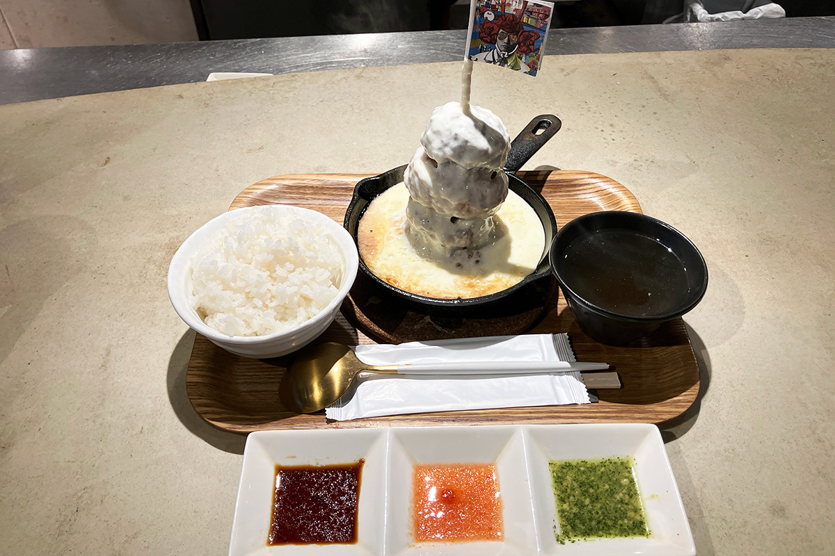 カブトシモキタ「4段ハンバーグ（豚・和牛）」1650円（税別）＋「Wとろーりチーズ」ジャンケン勝ったので250円（税込）