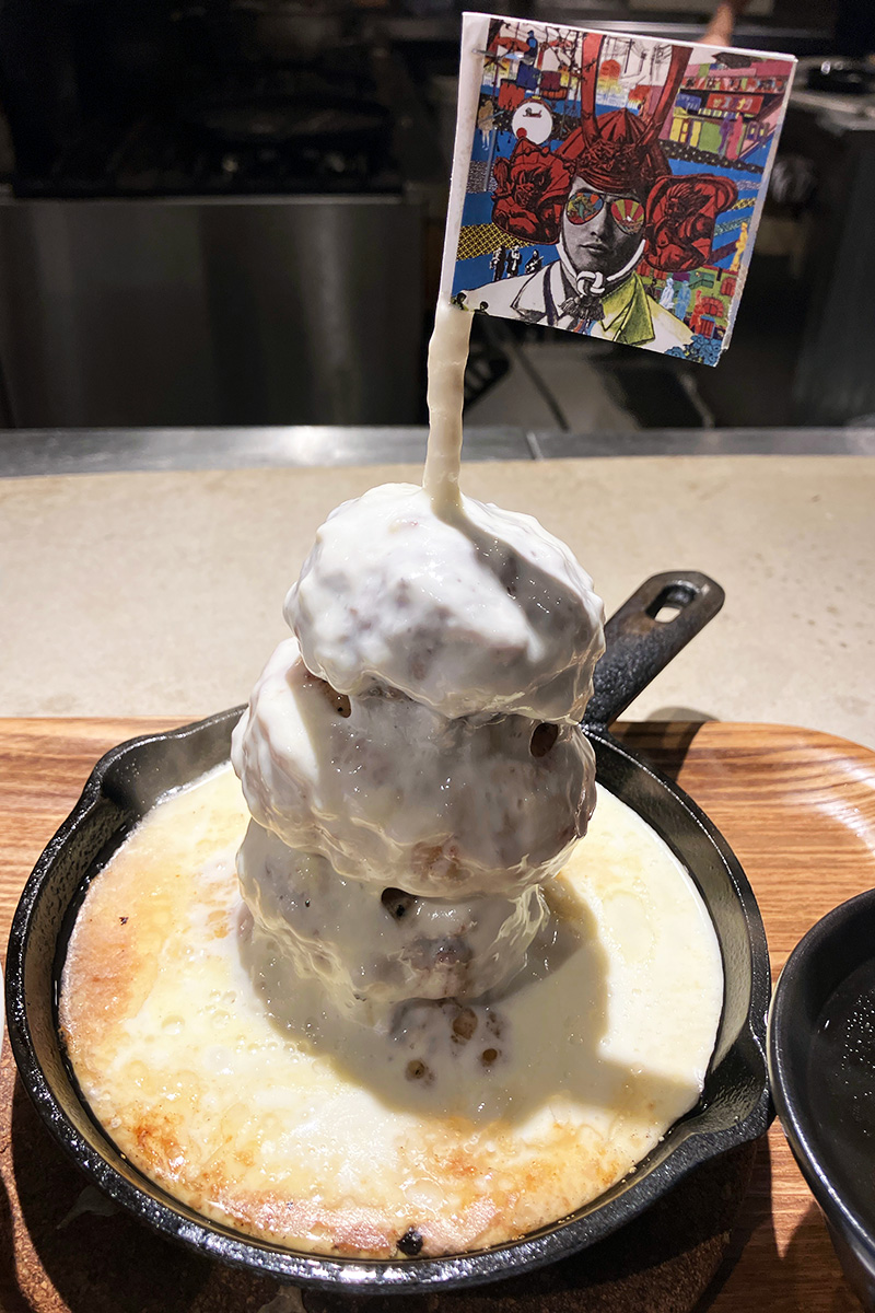 一番下のハンバーグは、完全にチーズの海に溺れています、、、