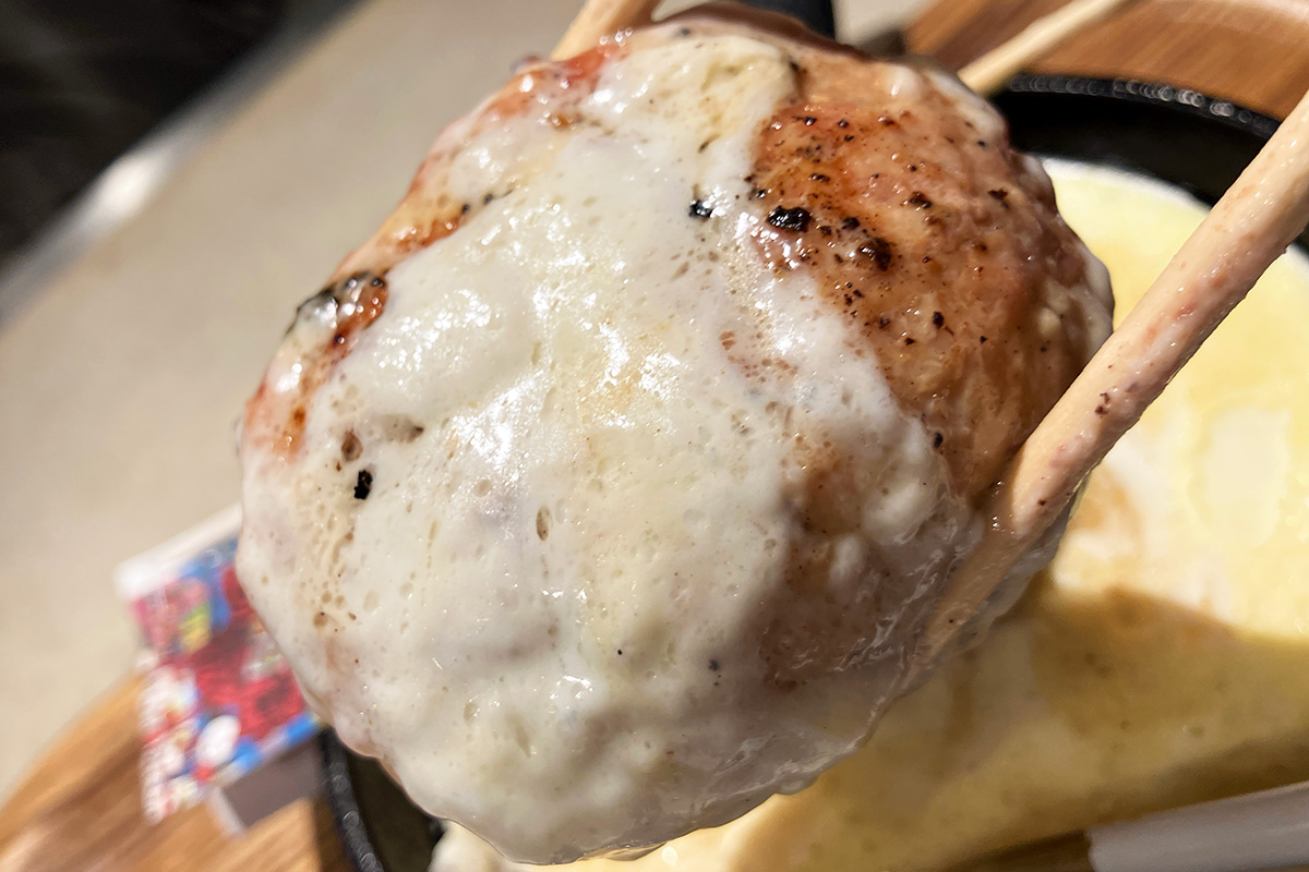 一方の豚肉のハンバーグも味わいましょう