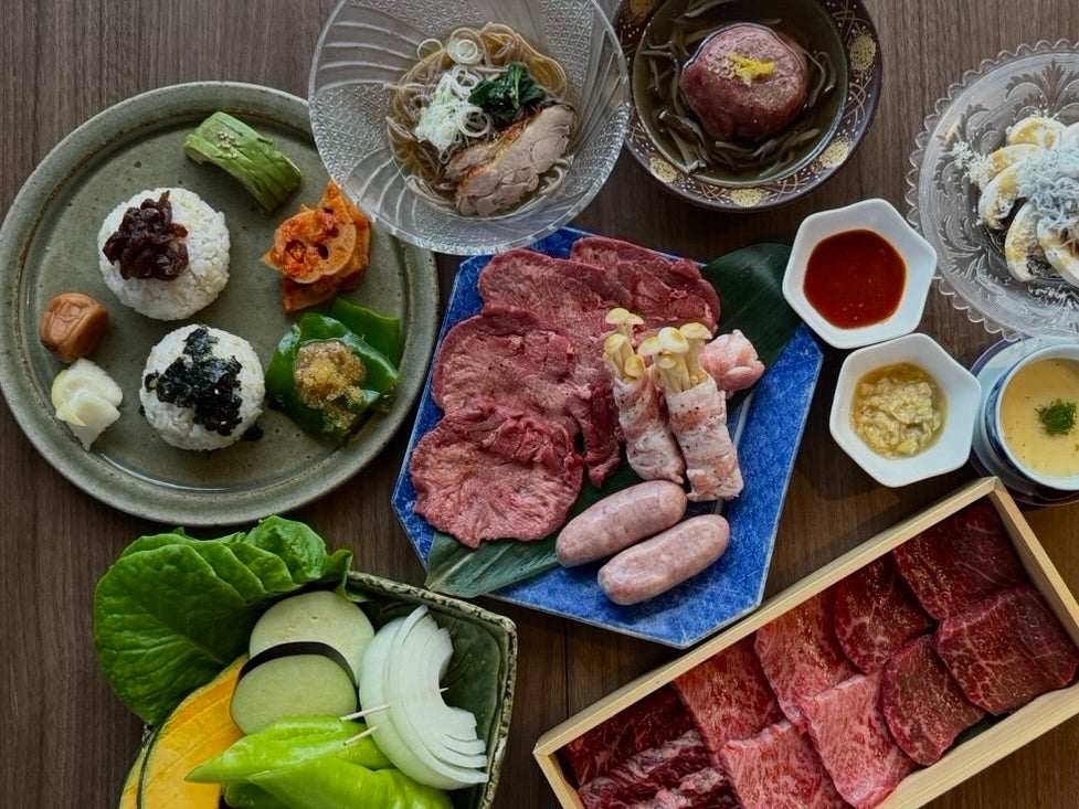 【開発背景・市場課題】 近年、オープンエア空間での外食ニーズは急速に定着してまいりましたが、都市部のテラス席はカフェやバル形態が中心であり、本格的な肉料理やお酒を落ち着いて楽しめる体験型ダイニングの選