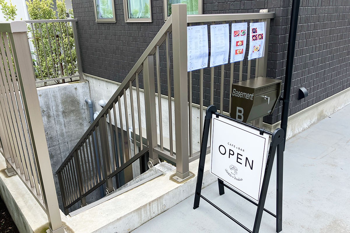 いやー、ホントにこんな場所にお店がオープンしているとは思いもしなかったです。というわけで、階段を降りて地下へ