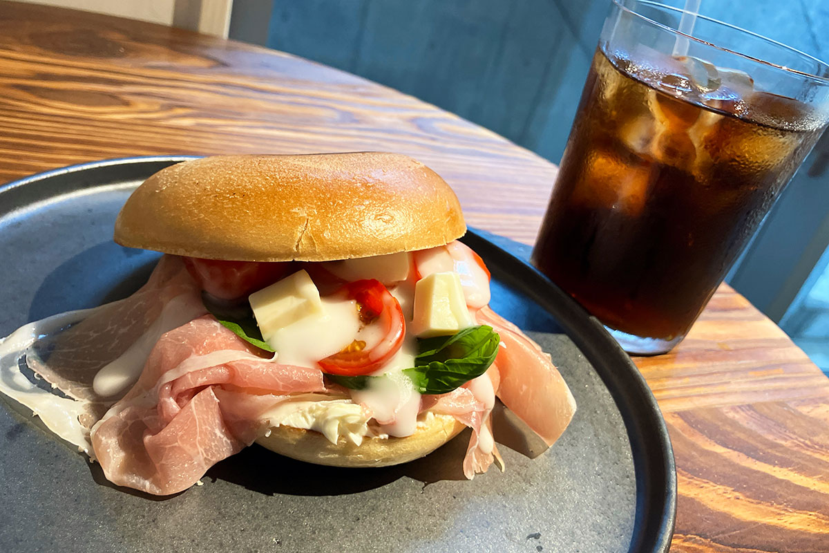下北沢 Bagel & Pinchosの「生ハムバジルトマトベーグル」と「アイスコーヒー」