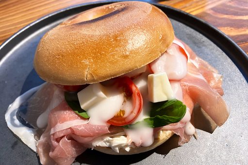 下北沢 Bagel & Pinchosの「生ハムバジルトマトベーグル」