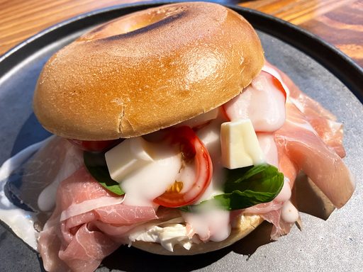 下北沢 Bagel & Pinchosの「生ハムバジルトマトベーグル」