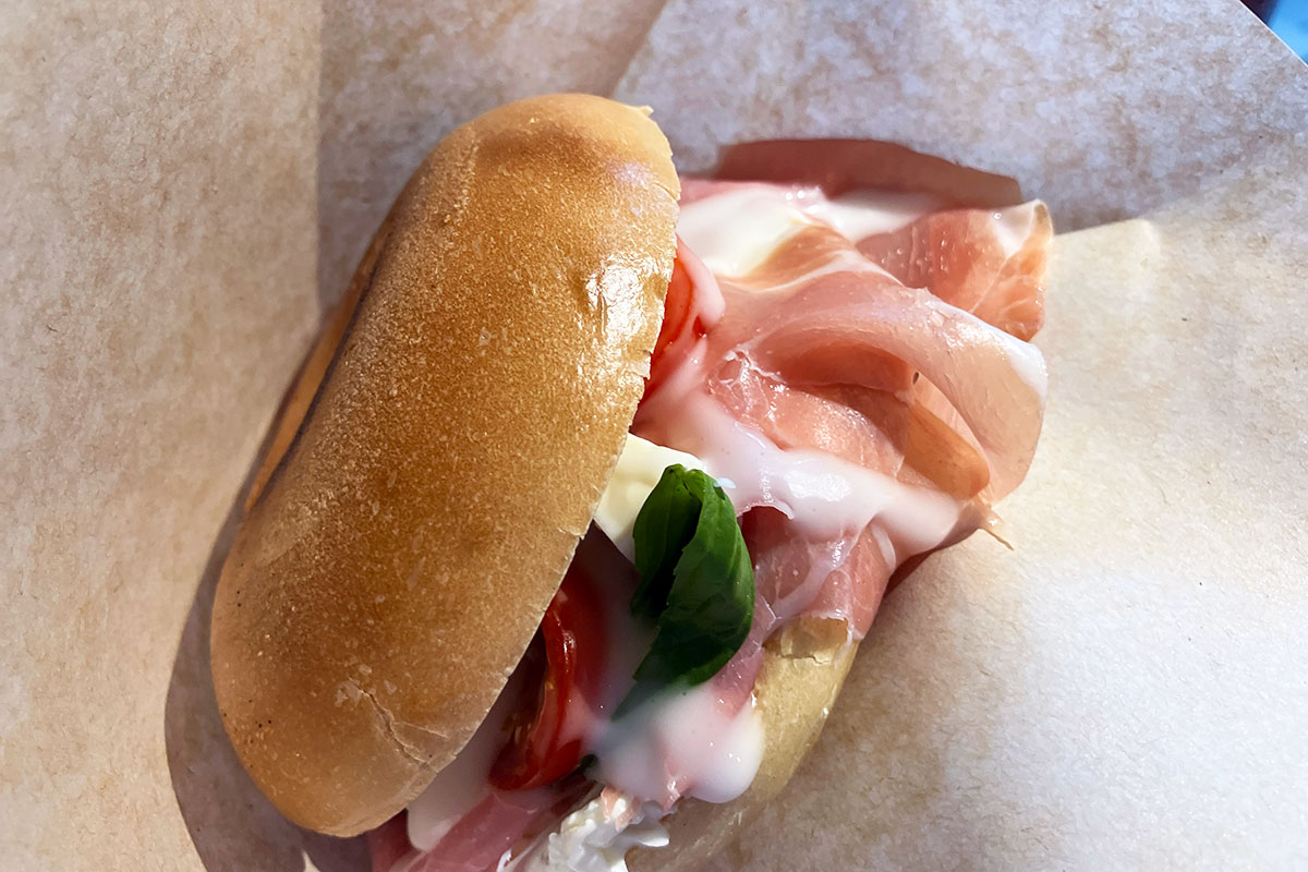 はい、ハンバーガーやサンドウィッチと同じく、袋に入れて味わいましょう