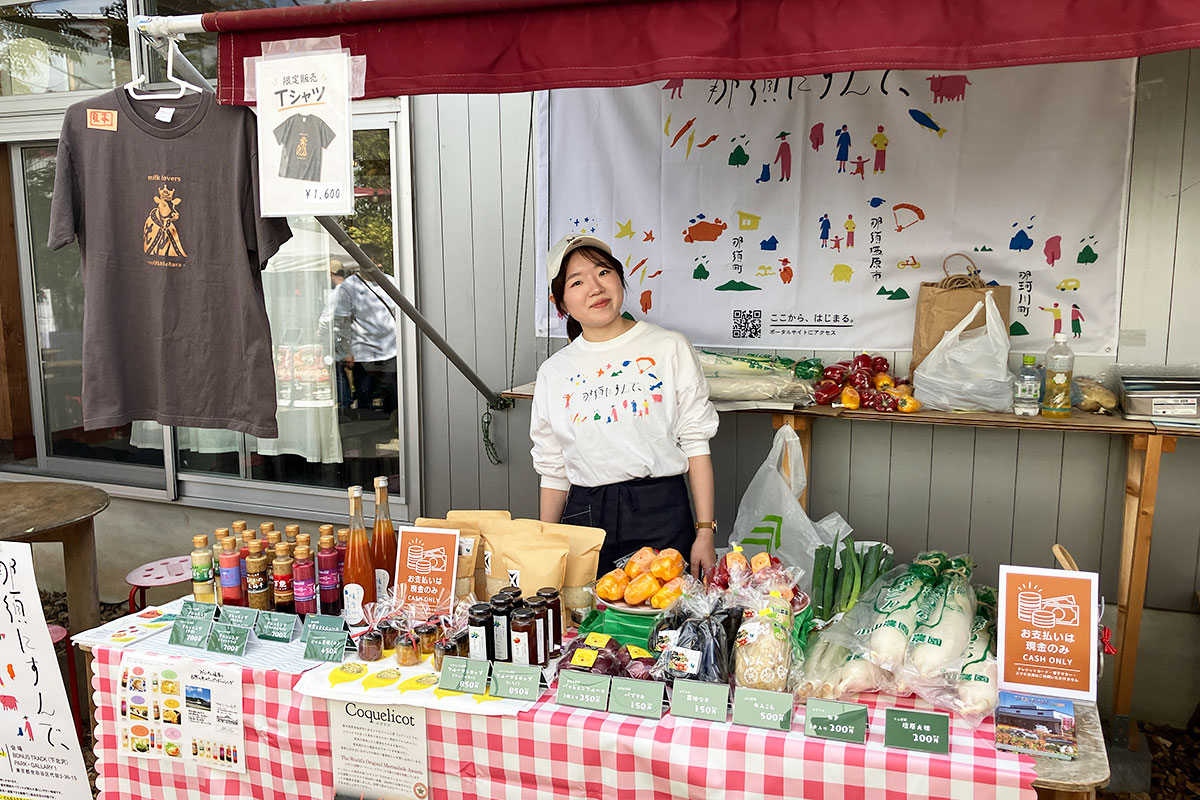 地元産のお野菜と果物、それらの素材を使ったシロップやジャム、ドレッシングも