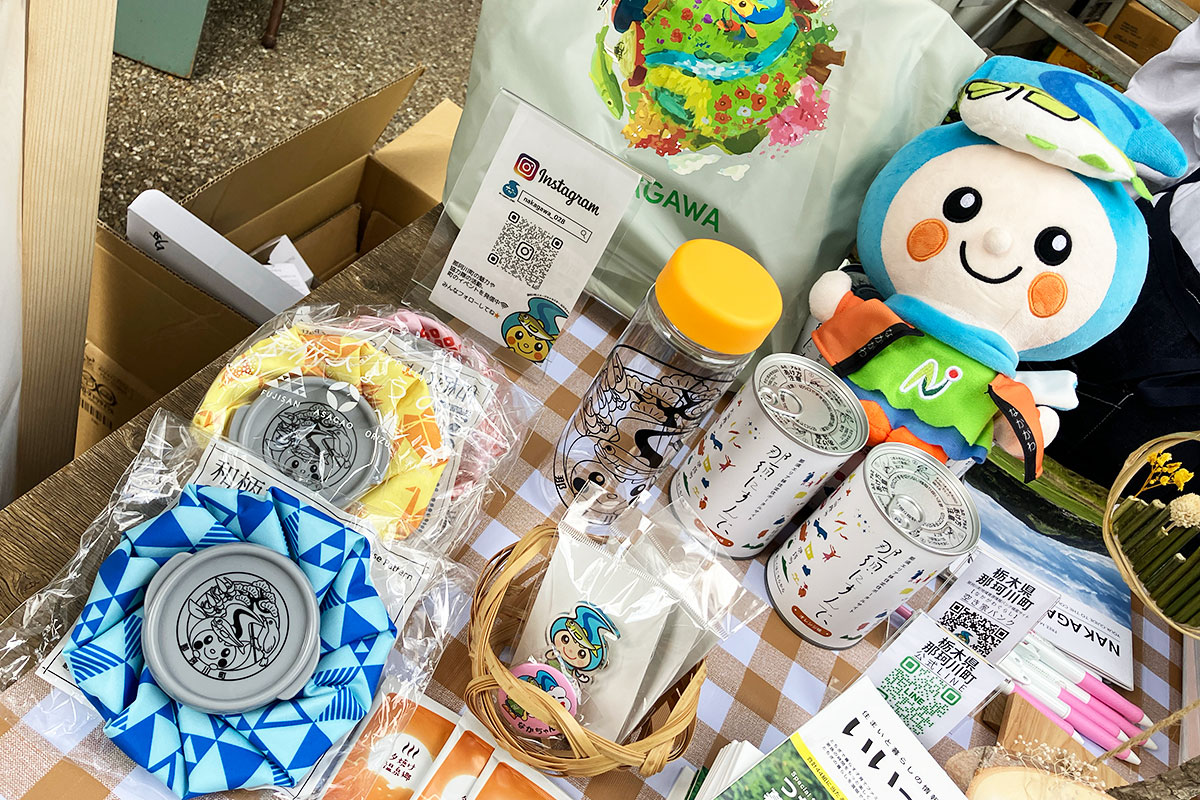 「那珂川町」のブースではアンケートに答えると、町のキャラ「なかちゃん」グッズがもらえたり