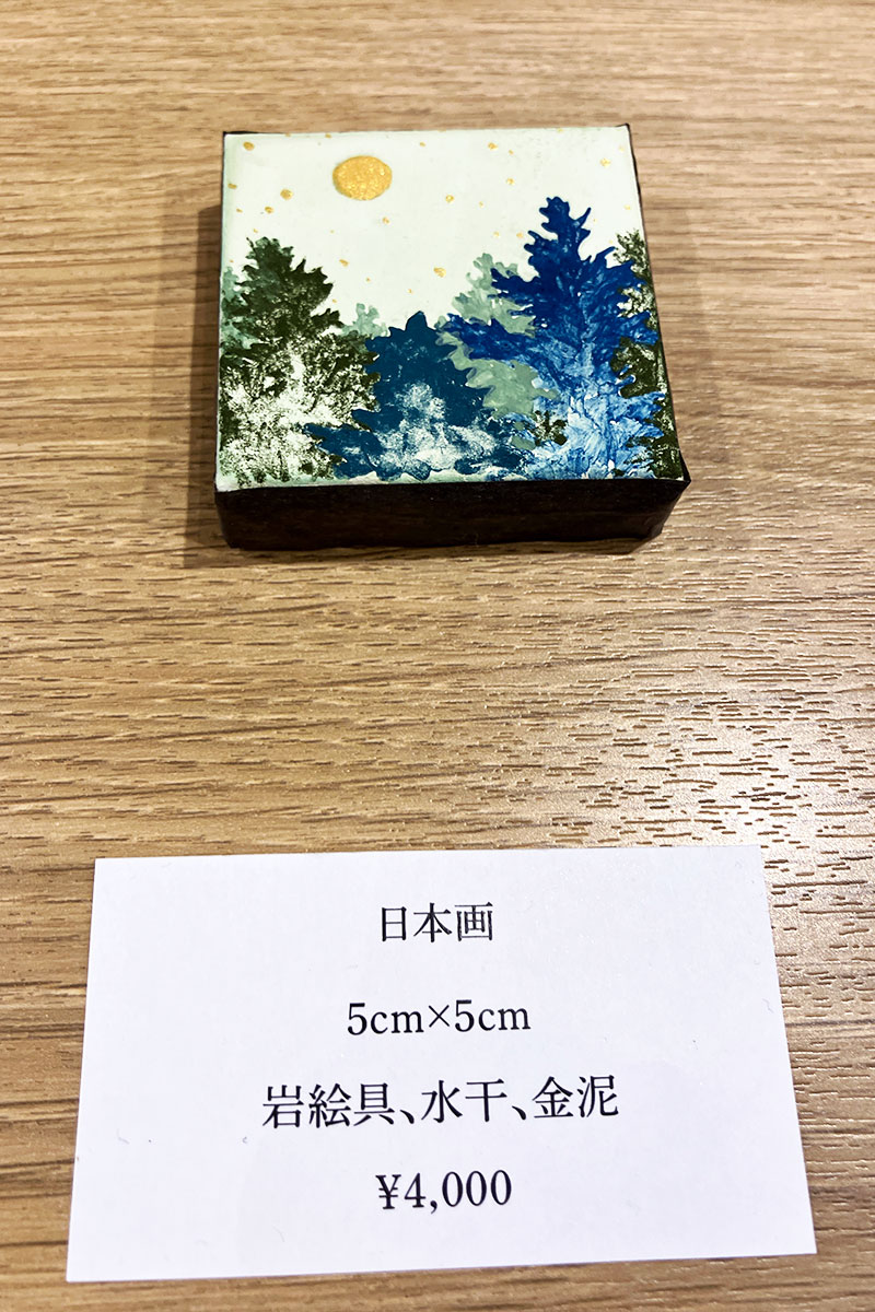 小さすぎるのでキャンバス自体も手作りしているそうです、素晴らしい
