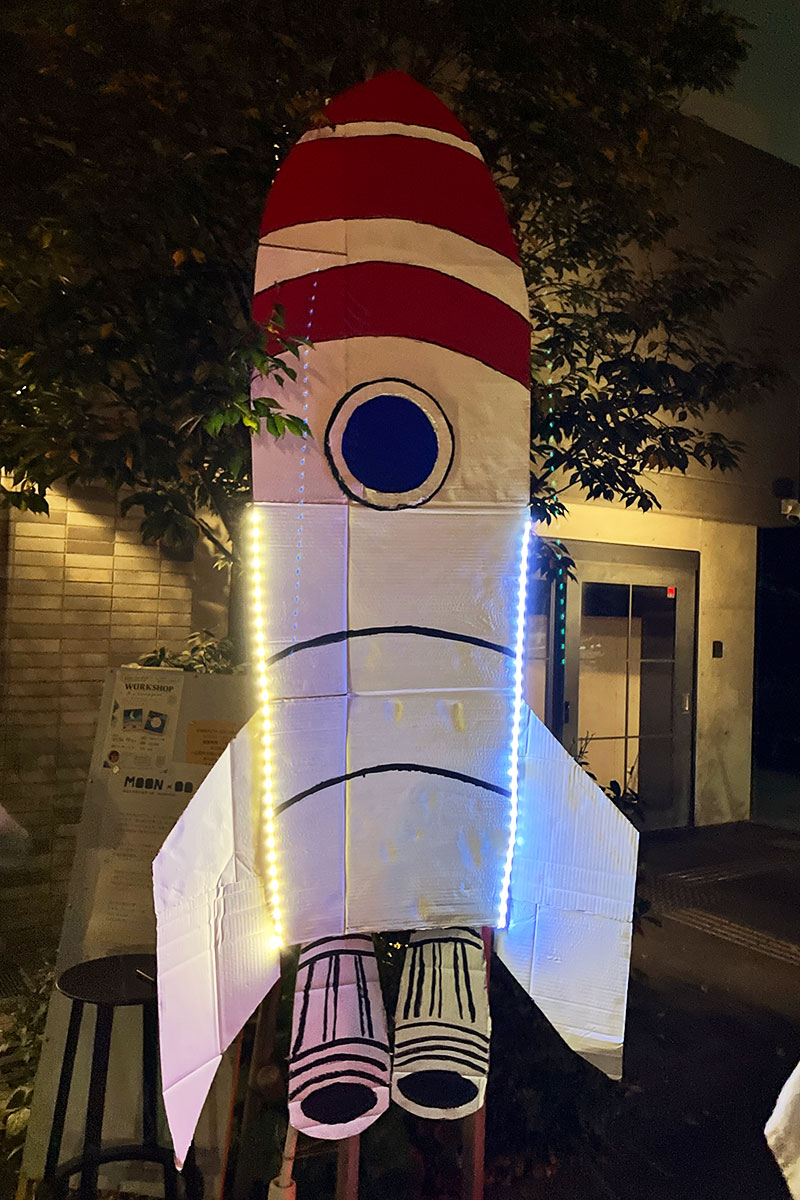 入り口のロケット、めっちゃ光ってた