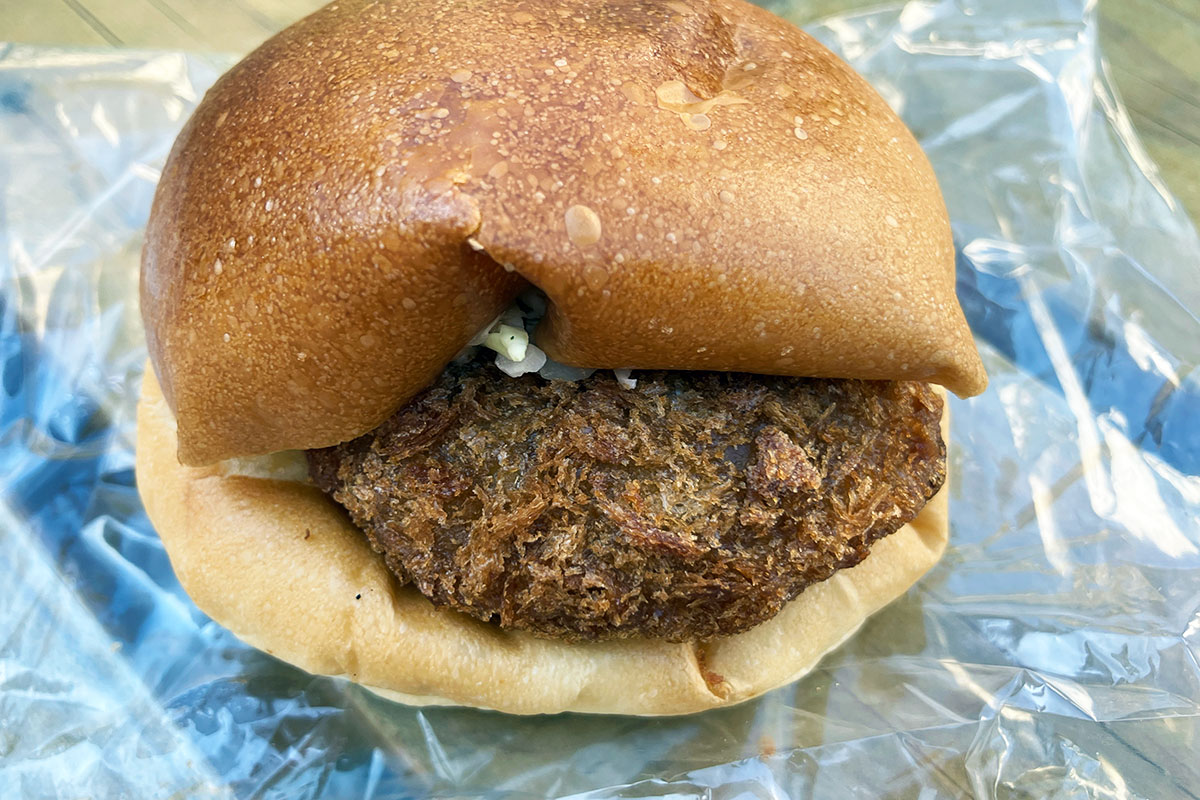 折角なので「カレーメンチカツパン」も味わいます