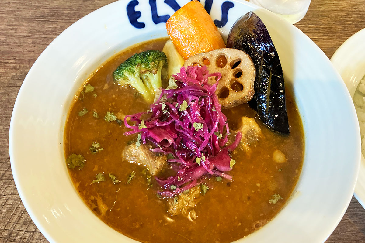 中央の紫キャベツは酸味があるので、少しずつスープへとのこと