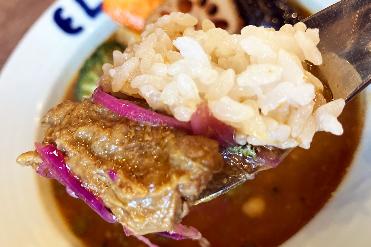 「ポークビンダルー」最大のポイントでもあるお肉を味わいましょう