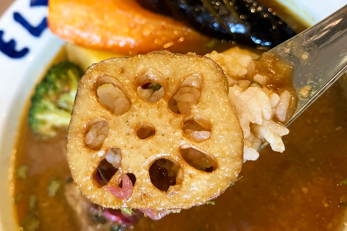 でもって、スープカレーのお店なので、素揚げされたお野菜がたっぷりですが、この野菜の甘み・旨みもすごい
