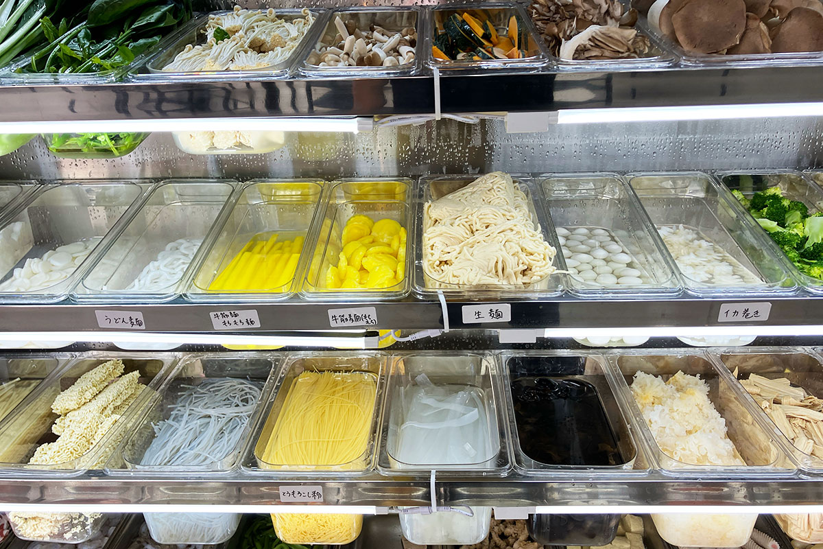 他のお店とちょっと違うのは、麺のサービスはないので、具材と一緒に麺も選びます
