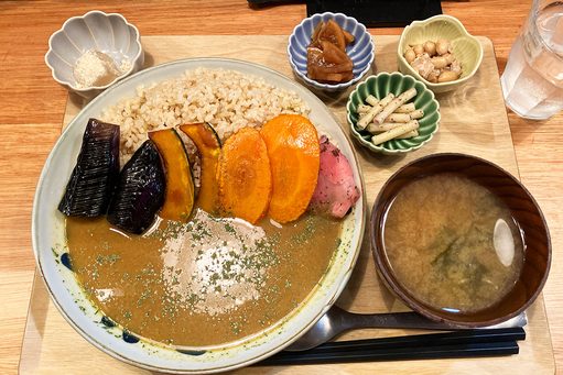BOB KITCHEN「和風出汁の3種の素揚げ野菜カレー」