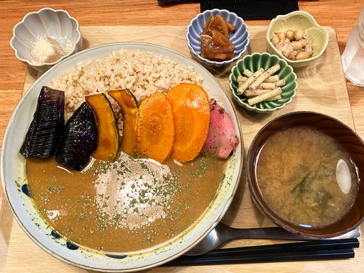 BOB KITCHEN「和風出汁の3種の素揚げ野菜カレー」