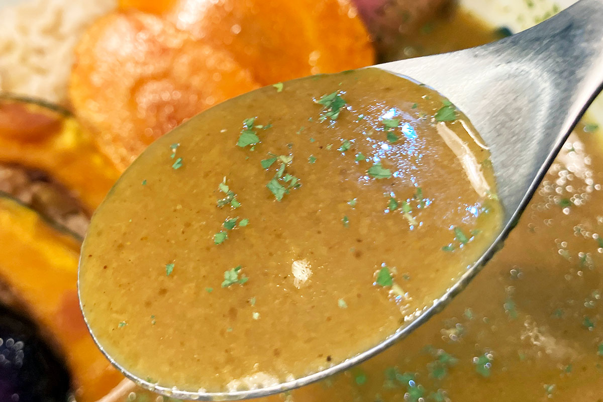 まずはカレーから味わいましょう