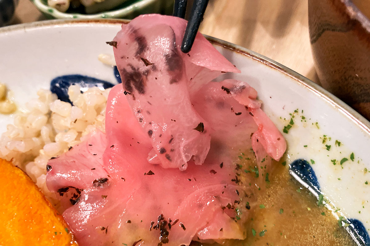 素揚げ野菜で気がつきませんでしたが、実は生姜の漬物が添えられていて、ある意味和風アチャール